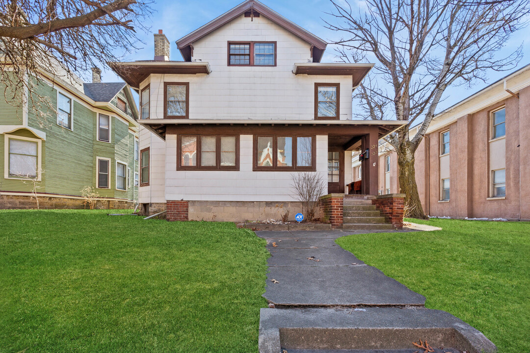 222 S 2nd St in Rockford, IL - Building Photo