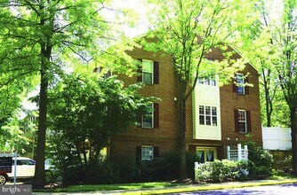 9386 Van Arsdale Dr in Vienna, VA - Building Photo - Building Photo