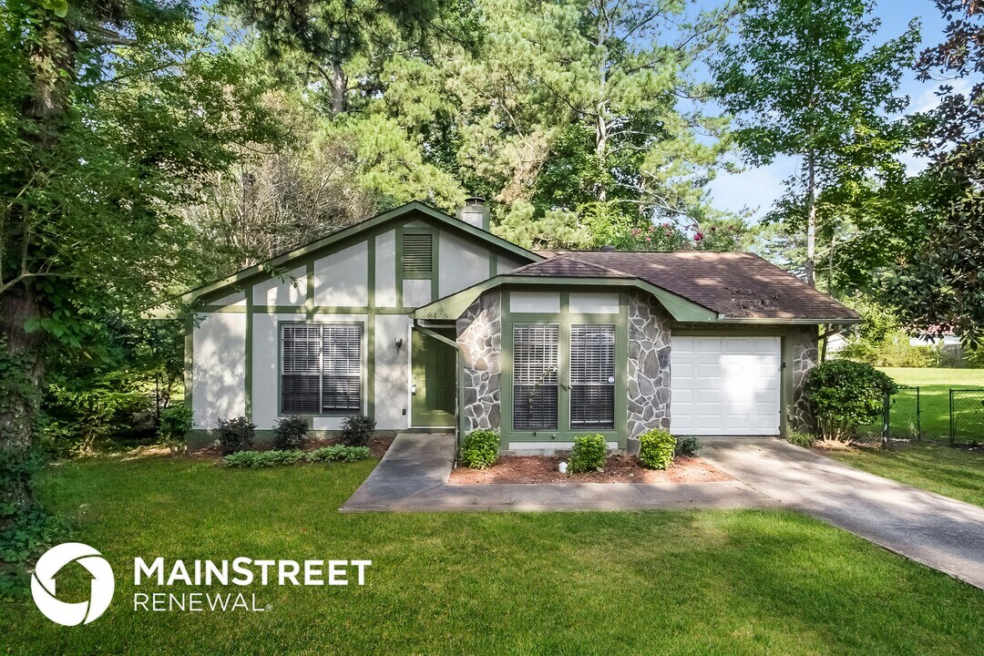 8495 N Pond Dr in Riverdale, GA - Building Photo