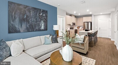 4851 Ellin Rd, Unit 136 in Hyattsville, MD - Foto de edificio - Building Photo