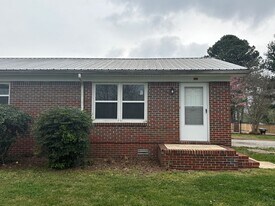 400 W Market St in Decherd, TN - Building Photo