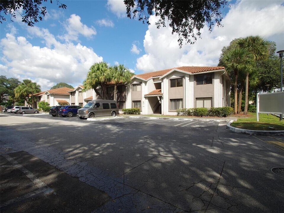 8321 Coral Lake Dr in Coral Springs, FL - Foto de edificio
