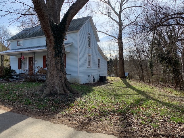 209 W Margaret Ln in Hillsborough, NC - Building Photo - Building Photo