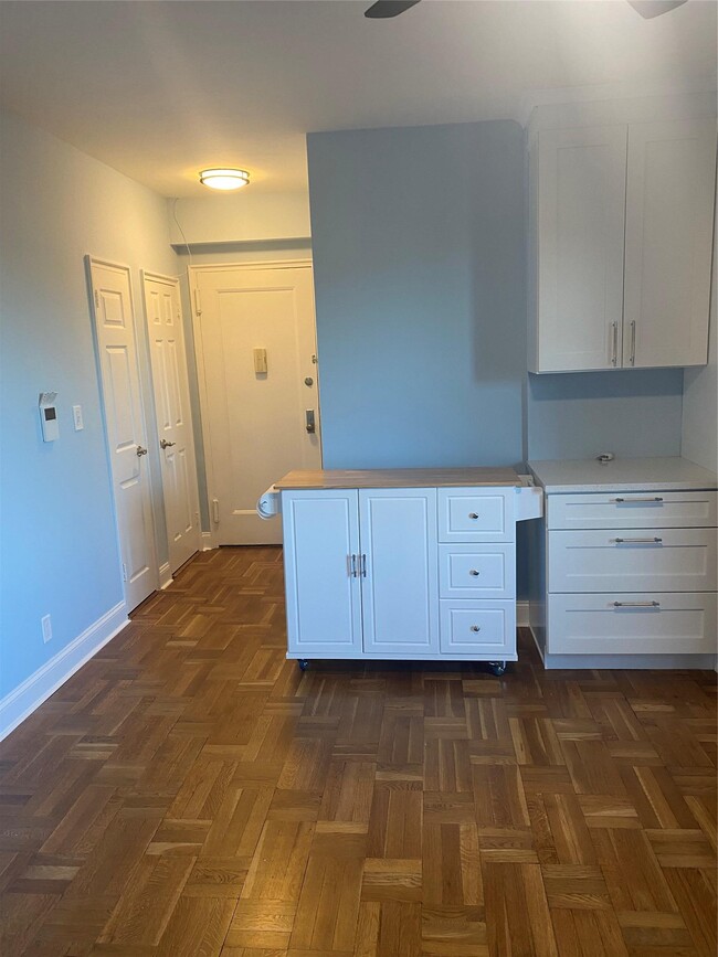 210 Pelham Rd in New Rochelle, NY - Building Photo - Building Photo