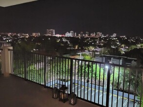 3410 Coral Way, Unit 405 in Miami, FL - Foto de edificio - Building Photo