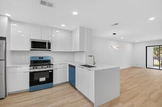 300 W Hidden Valley Blvd in Boca Raton, FL - Building Photo - Building Photo