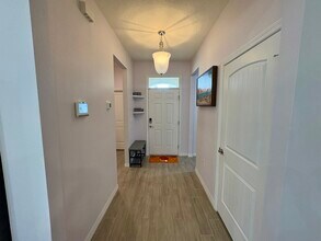 1620 Delphi Wy in New Smyrna Beach, FL - Foto de edificio - Building Photo