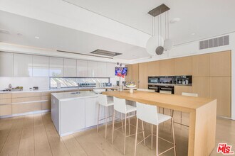 9255 Swallow Dr in Los Angeles, CA - Building Photo - Building Photo