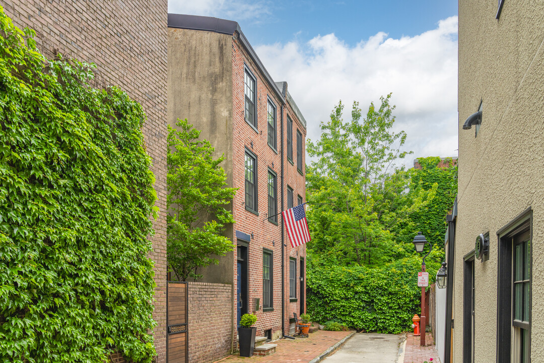 606 Waverly St in Philadelphia, PA - Building Photo