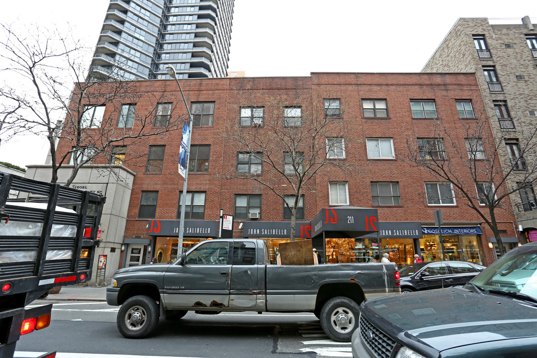 209-211 E 60th St in New York, NY - Building Photo