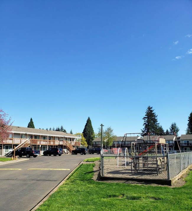 Monarch Apartments in Lebanon, OR - Building Photo - Building Photo