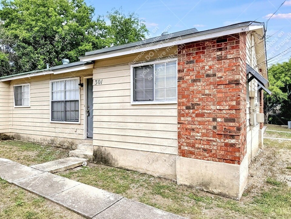 844 E Sunshine Dr in San Antonio, TX - Building Photo