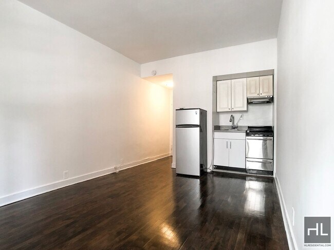 East 61 Street in New York, NY - Building Photo - Building Photo