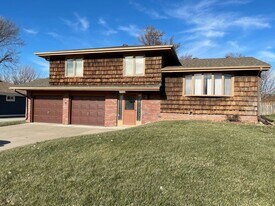 9430 Taylor St in Omaha, NE - Building Photo