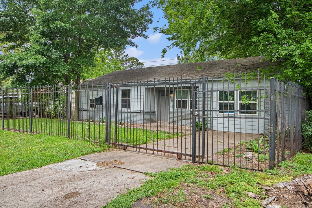 9414 Rosehaven Dr in Houston, TX - Building Photo