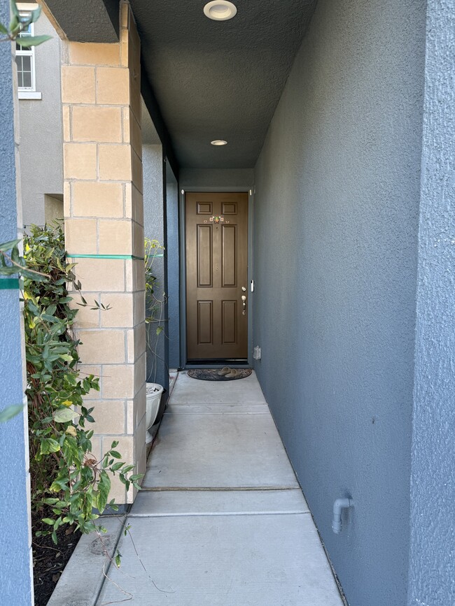 9058 Albarino Way in Sacramento, CA - Building Photo - Building Photo