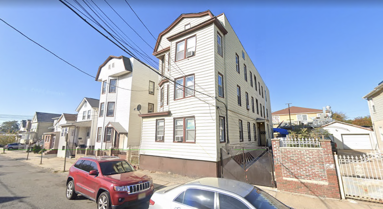 215 Delaware St in Elizabeth, NJ - Building Photo