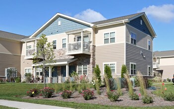 Clearwater Apartments in Waukesha, WI - Foto de edificio - Building Photo