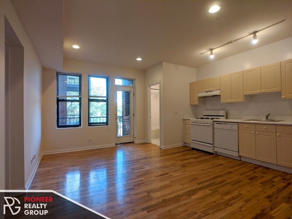 912 W Dakin St, Unit 306 in Chicago, IL - Building Photo