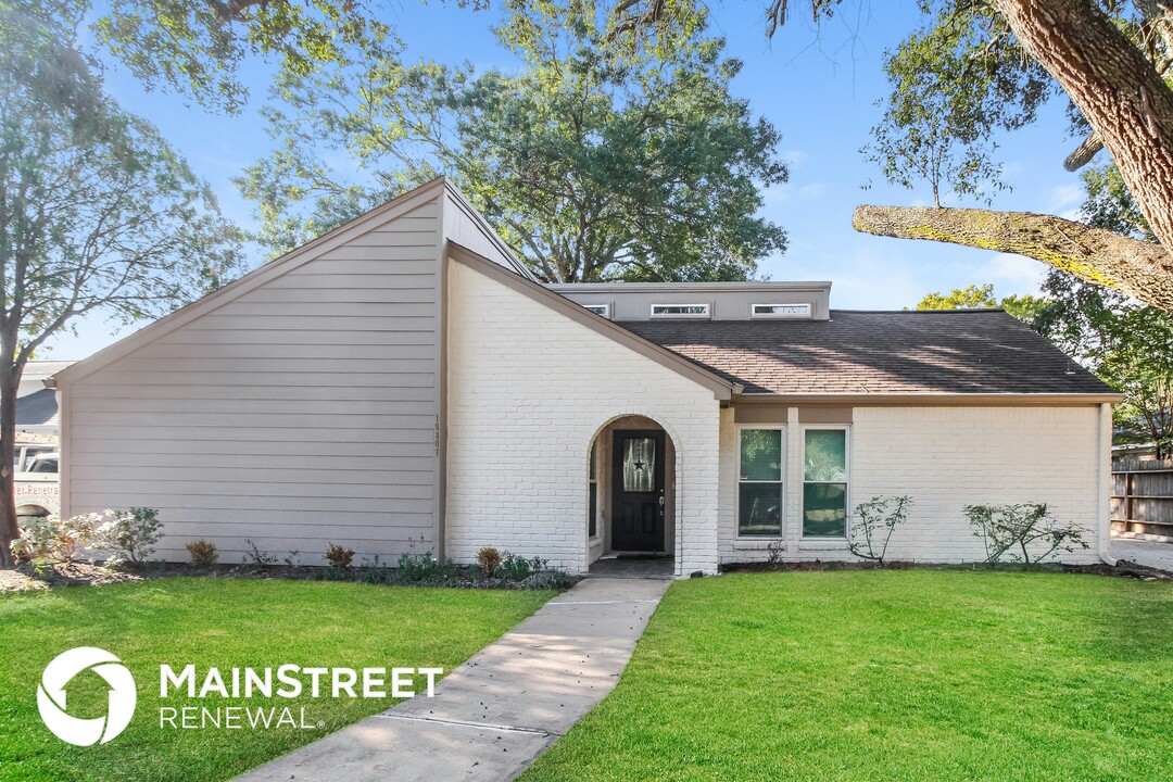 15807 Sandy Hill Dr in Houston, TX - Building Photo
