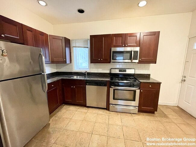 7 Iroquois St, Unit 1 in Boston, MA - Foto de edificio - Building Photo