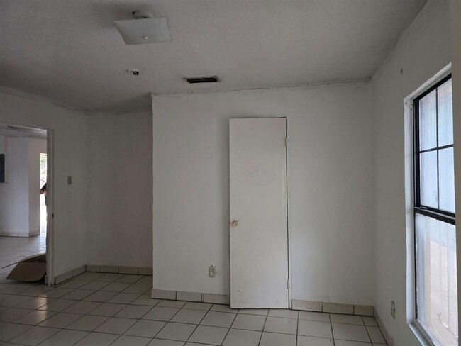 2016 S India Ave in Laredo, TX - Building Photo - Building Photo