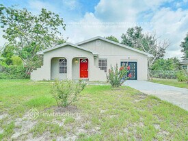 1016 Pioneer Dr in Deltona, FL - Building Photo