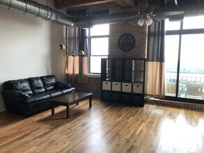 1250 W Van Buren St, Unit 615 in Chicago, IL - Building Photo - Building Photo