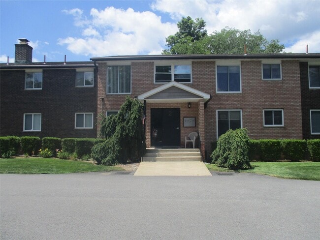 2 Barnett Dr in Monroe, NY - Building Photo - Building Photo