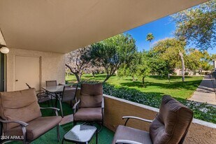 8649 E Royal Palm Rd in Scottsdale, AZ - Building Photo