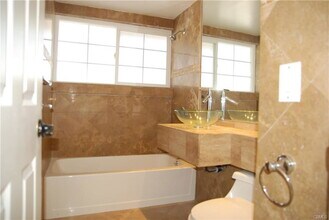 6744 Cozycroft Ave in Los Angeles, CA - Building Photo - Building Photo