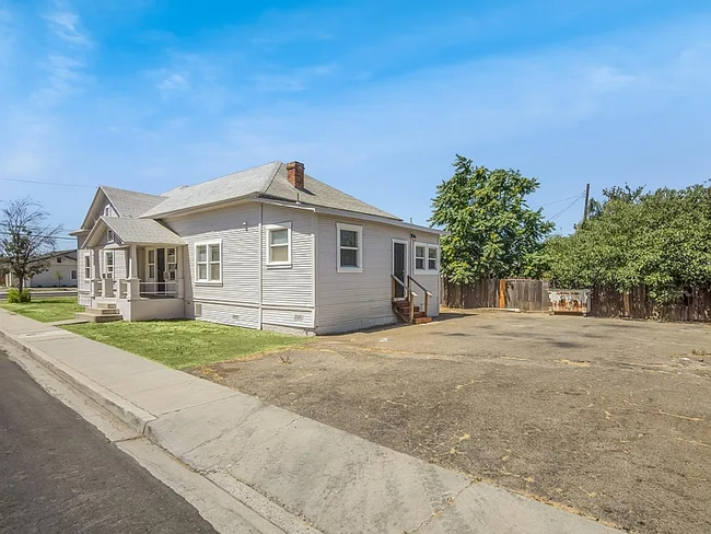 1202 Kaweah St in Hanford, CA - Building Photo - Building Photo