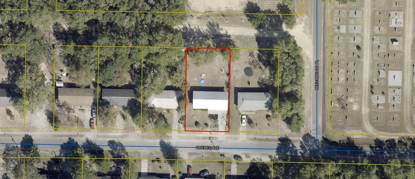 421 Quebec Ave in Defuniak Springs, FL - Foto de edificio