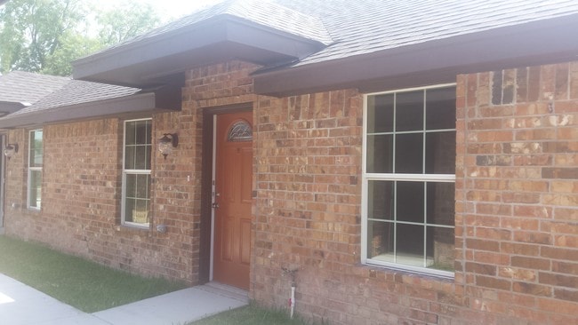 212 Schunior W St, Unit 2 in Edinburg, TX - Foto de edificio - Building Photo