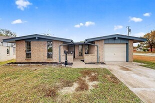 534 Henderson Cir in Garland, TX - Building Photo