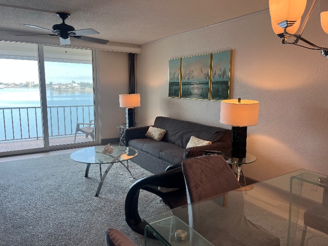 7910 Sun Island Dr S in South Pasadena, FL - Building Photo - Building Photo
