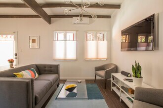 10516 Ilona Ave in Los Angeles, CA - Building Photo - Building Photo