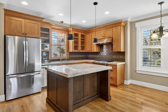 100 NE Ivy St in Portland, OR - Building Photo - Building Photo