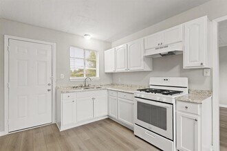 9133 Woodlyn Rd in Houston, TX - Building Photo - Building Photo