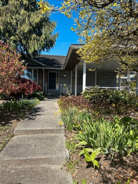 2229 Kings Av in West Vancouver, BC - Building Photo