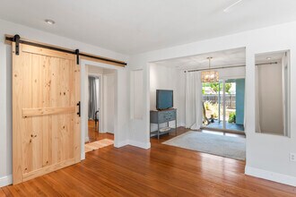1305 N J Terrace in Lake Worth Beach, FL - Foto de edificio - Building Photo