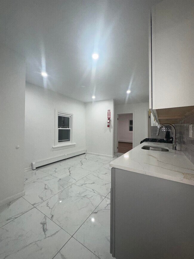 23 Valley Pl in Edgewater, NJ - Building Photo - Building Photo