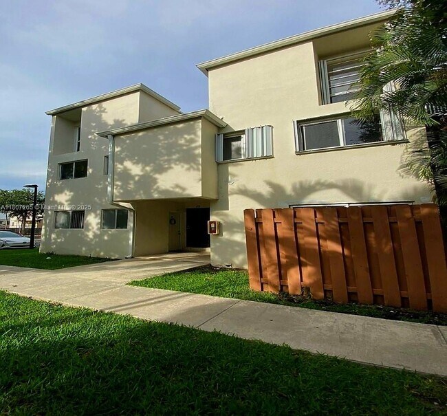 1914 SW 17th Ave in Miami, FL - Building Photo - Building Photo
