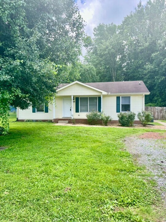 728 Noble Dr in Clarksville, TN - Building Photo