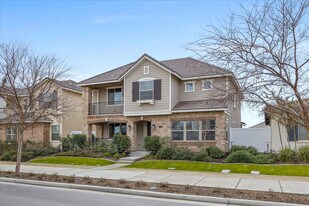 11713 Campus Park Dr in Bakersfield, CA - Building Photo