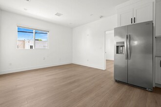 14531 Dickens St in Los Angeles, CA - Building Photo - Building Photo
