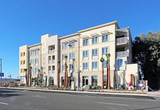 Oceana Apartments in Huntington Beach, CA - Building Photo - Building Photo
