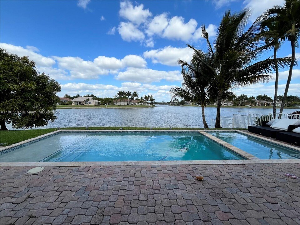 2011 NW 139th Terrace in Pembroke Pines, FL - Building Photo