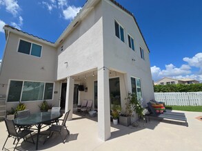 1055 Briar Ridge Rd in Weston, FL - Foto de edificio - Building Photo