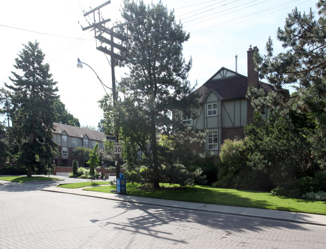 525 Balliol St in Toronto, ON - Building Photo - Primary Photo